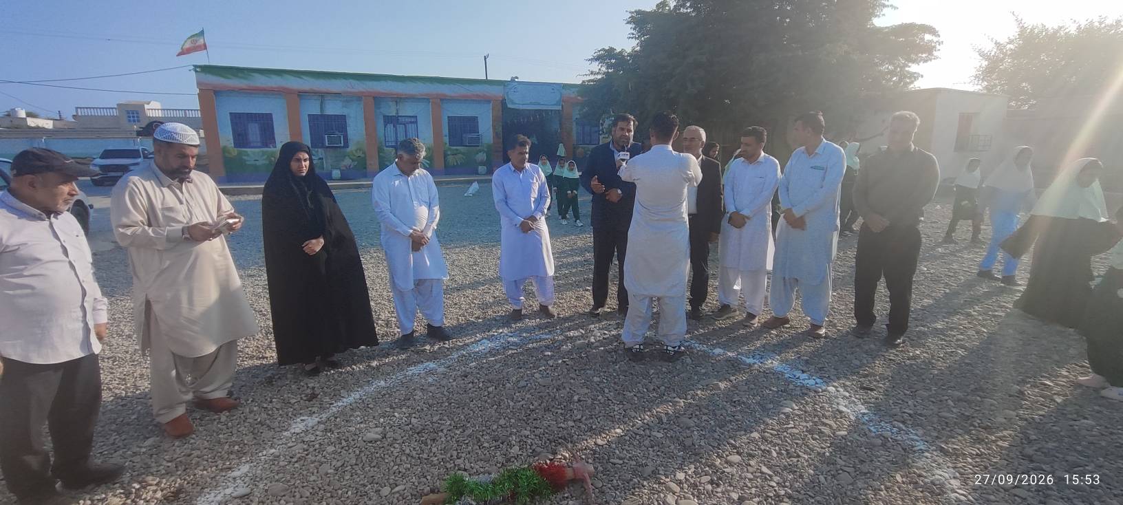 مهندس لک‌زایی مدیرکل نوسازی، توسعه و تجهیز مدارس استان سیستان و بلوچستان ،  دکتر محمدرضا واعظ مهدوی مدیرعامل بنیاد هاسب، سیدحمید طهایی مدیر عامل سازمان خیریه کافل، جمعی از معتمدین محلی ، اولیاء دانش آموزان ، مدیر آموزش و پرورش شهرستان، فرهنگیان، بخشداران  و اعضای شوراهای اسلامی شهر و شهرستان  برگزار شد.